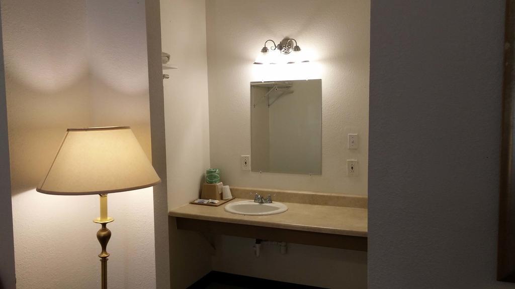 Country Regency Inn & Suites Manvel المظهر الخارجي الصورة