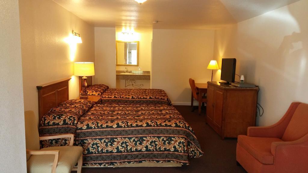Country Regency Inn & Suites Manvel الغرفة الصورة