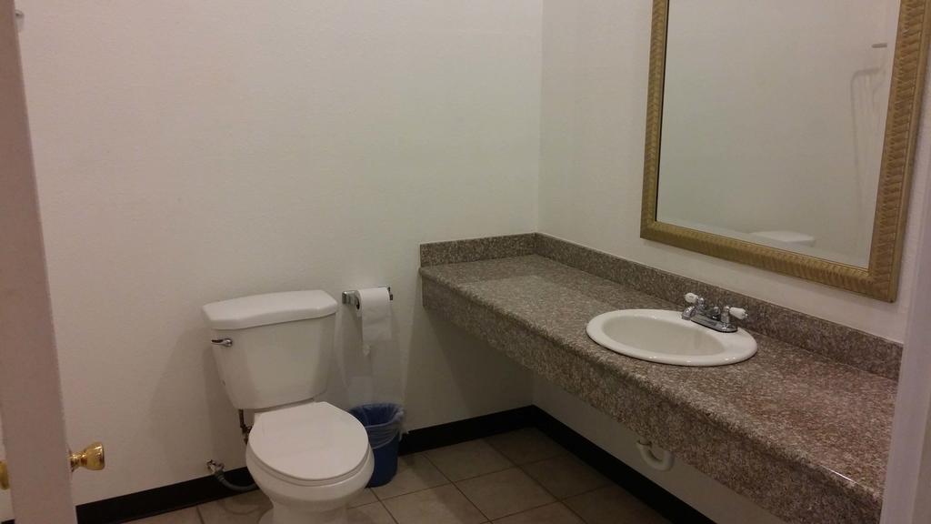 Country Regency Inn & Suites Manvel الغرفة الصورة