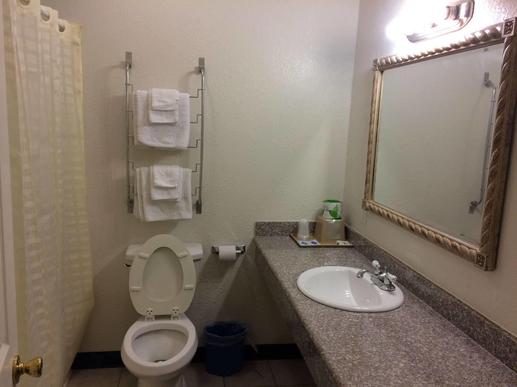 Country Regency Inn & Suites Manvel المظهر الخارجي الصورة